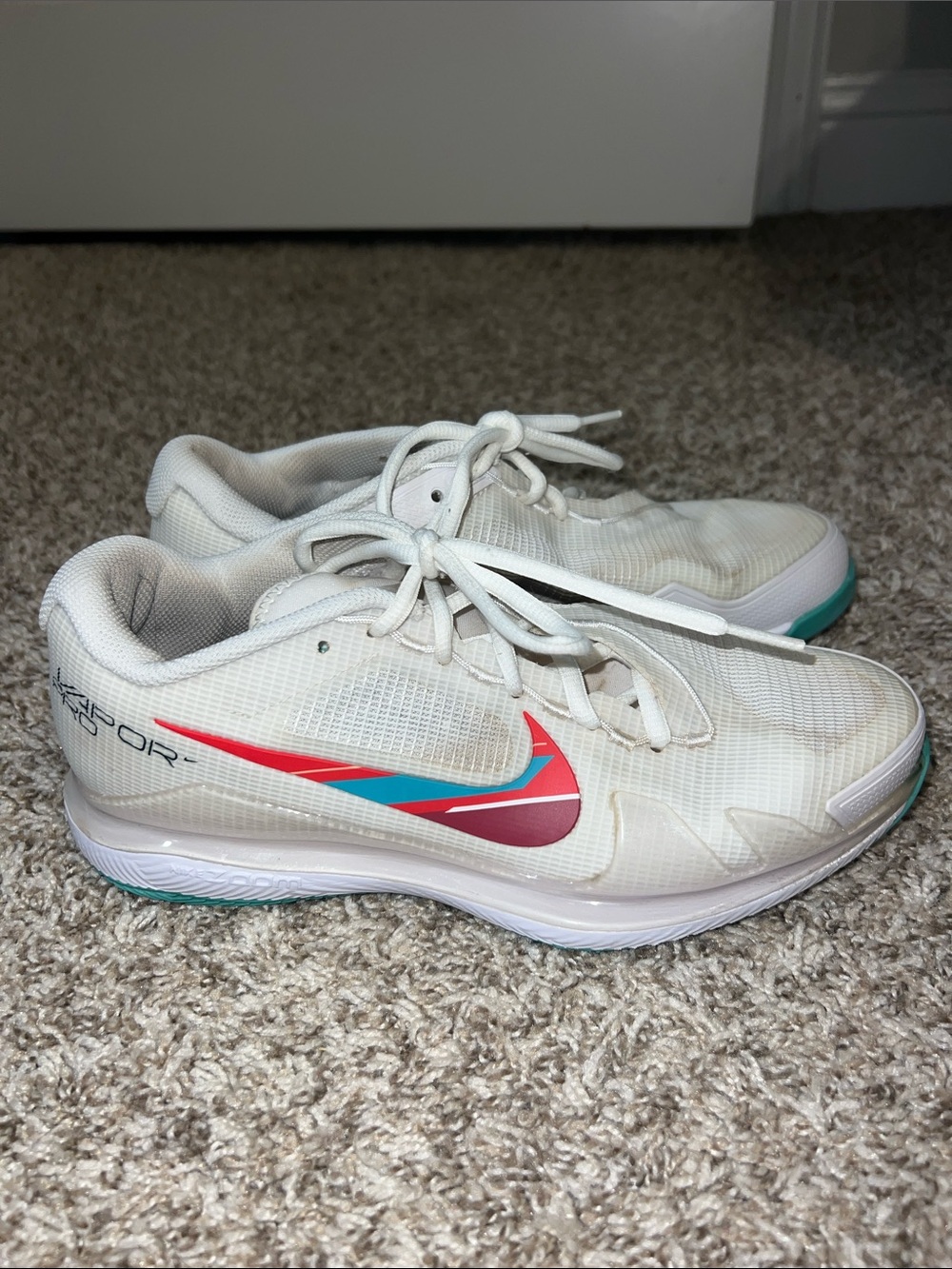 Nike Vapor Pro Tennis Shoes White Athletic Shoes with Teal & Red Swoosh Sz 8.5